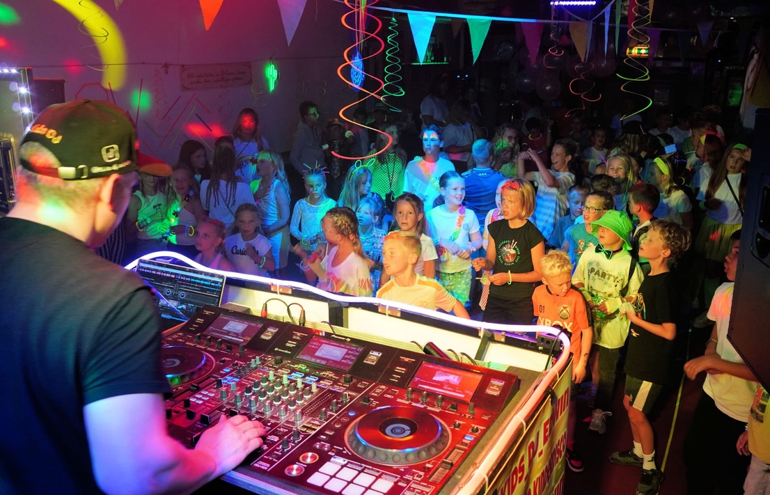 Kids DJ Edwin achter DJ Booth