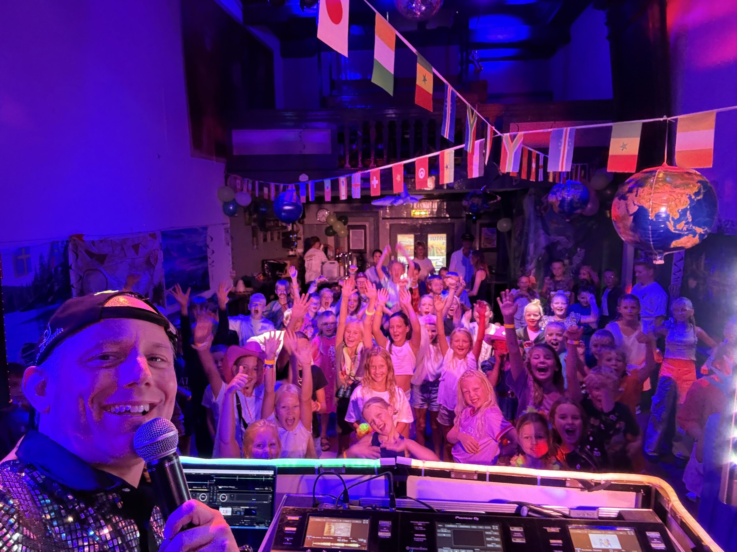 Kids DJ Edwin tijdens een kinderdisco of evenement